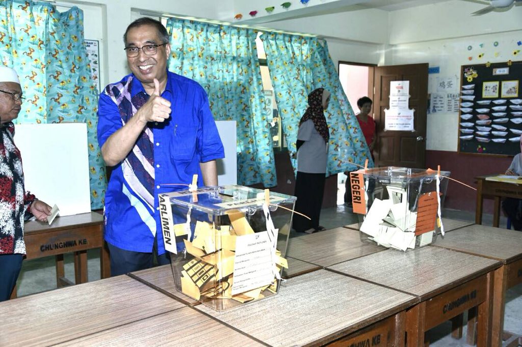 sec_press's tweet photo. Menteri Komunikasi &amp; Multimedia serta calon BN P 169 Datuk Seri Dr @sallehsaid serta isteri Datuk Raya Erom mengundi di SJK(C) Chung Hwa, Kota Belud. Pix @JapenSabah @KotaBeludtweet @japenkotabelud https://t.co/3fEAhZI3Uk