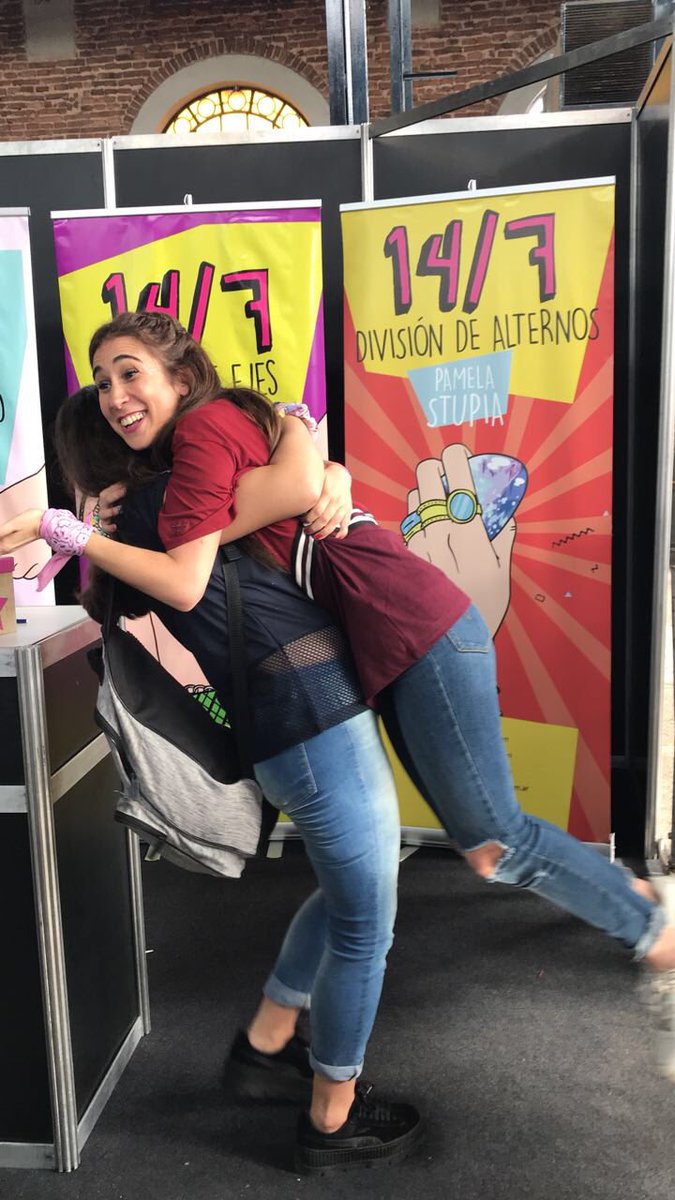 daixpamefd's tweet photo. mujer cada abrazo tuyo me da la fuerza para seguir adelante, sin vos me derrumbo. que sean (mil) mas 🖤 https://t.co/Ot9eobbs8c