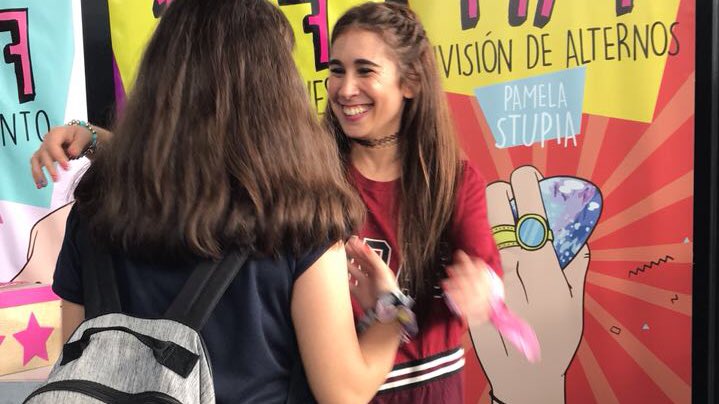 daixpamefd's tweet photo. mujer cada abrazo tuyo me da la fuerza para seguir adelante, sin vos me derrumbo. que sean (mil) mas 🖤 https://t.co/Ot9eobbs8c