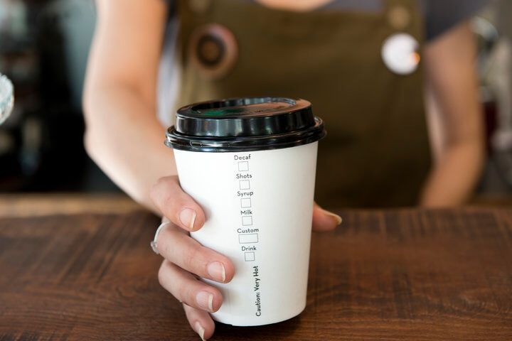 洛杉矶法官作出终审判决：在加利福尼亚州出售的咖啡，都必须带有咖啡致癌警示。法官说，星巴克和其他的公司或零售商，都无法证明喝咖啡的好处大于咖啡在烘烤中产生致癌物质的风险 #美国那些真事 https://t.co/g8xdUcvapN 1