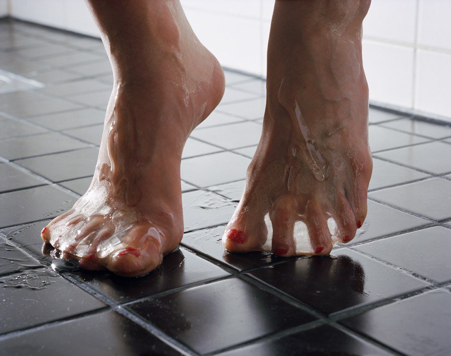 CtC_Blog's tweet image. #TorbjørnRødland is our Artist of the Month! Discover his work (if you haven't already!) now on @CtC_Blog. Image 1 is Bathroom Tiles (2010-2013) : curatingthecontemporary.org/2018/05/08/art… #photography #artist #contemporaryart #blog