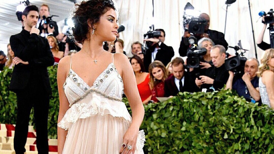 Gerçekten aşırı üzüldüm. Sanırım Selena spotifyda Who Says dinlemiş. İyi hissetmiyorum :/ #WeAreSorrySelena