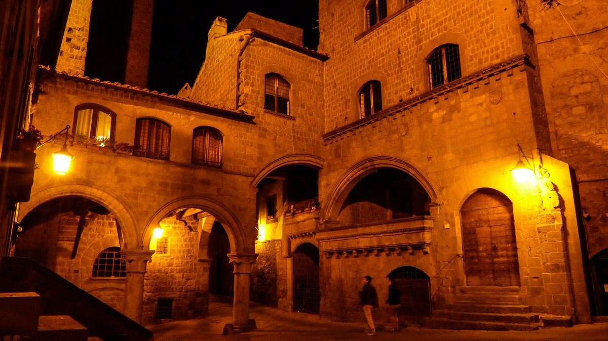 bbviterbo's tweet photo. Buonanotte dal quartiere medioevale di San Pellegrino! #Viterbo #Medioevo @visit_lazio @VisitViterbo @igersviterbo https://t.co/n4rh8UuTfH