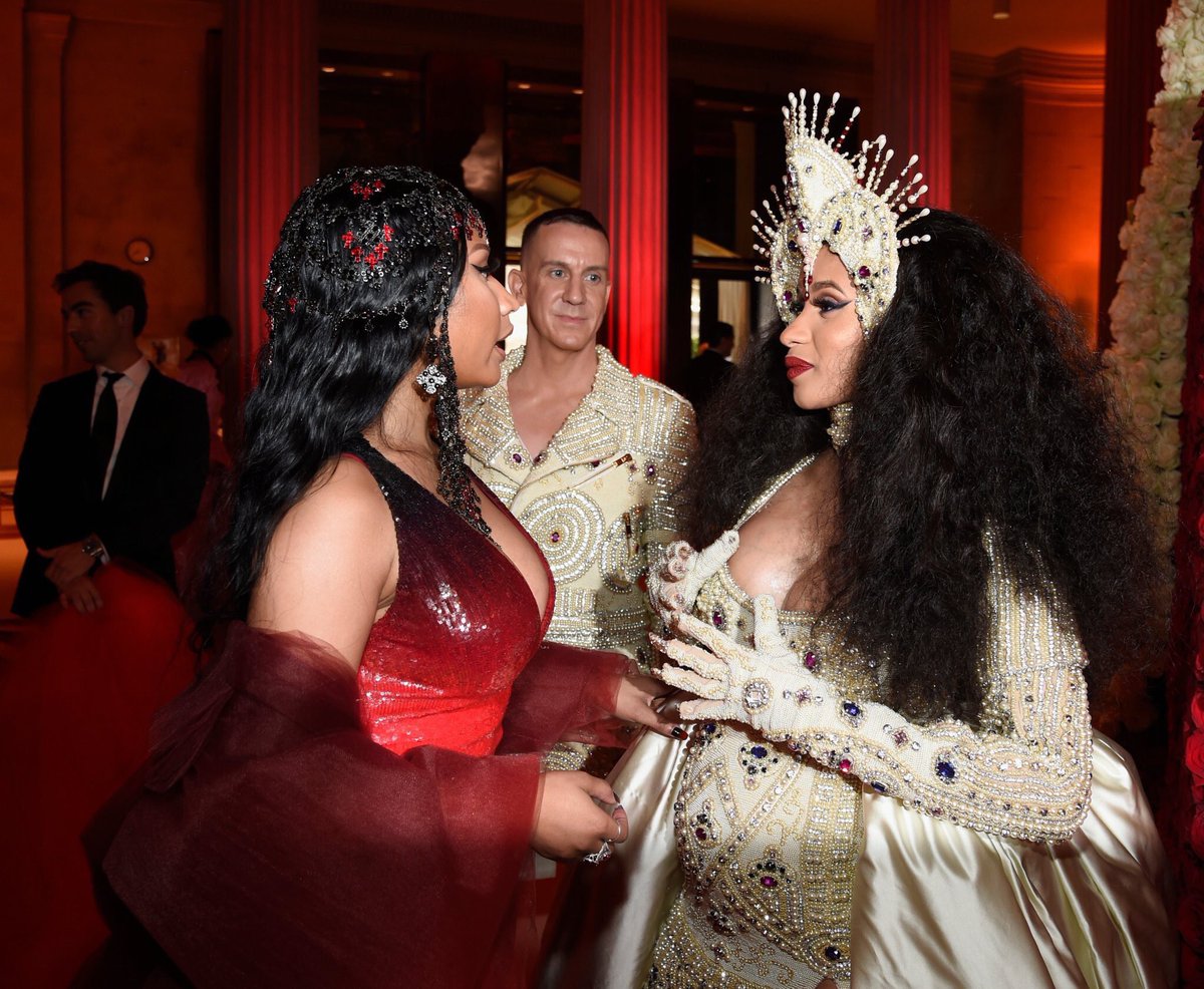 FemalePopFacts's tweet photo. We love women supporting each other😍 https://t.co/k3034RMpzC