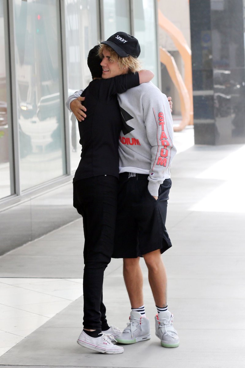 avenuesbizzIe's tweet photo. keeping this pinned until i get to hug him like this https://t.co/c7WBE40Eh7