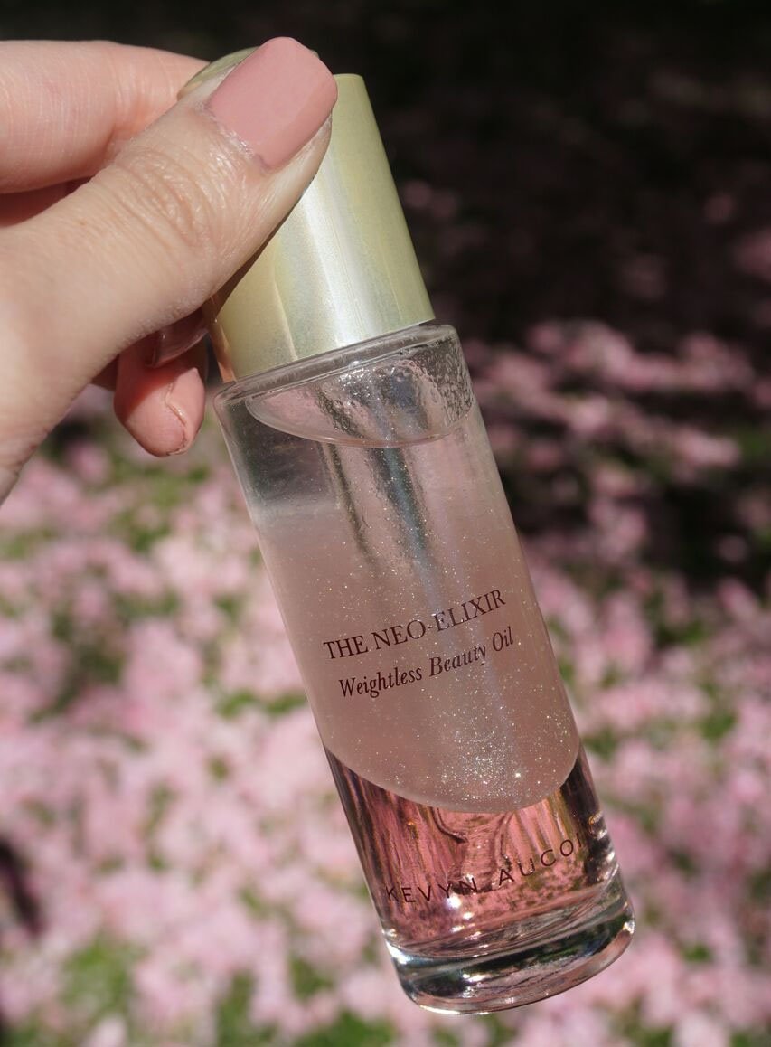 kevyn_aucoin's tweet photo. The Neo-Elixir Weightless Beauty Oil is the first ever tri-phase liquid oil that primes, highlights, and hydrates. Use alone or add a drop of oil to any foundation to create a dewy finishπΈ Shop The #NeoElixir now @Sephora here: https://t.co/83gA89Aa28 https://t.co/1BvI81P9Ac
