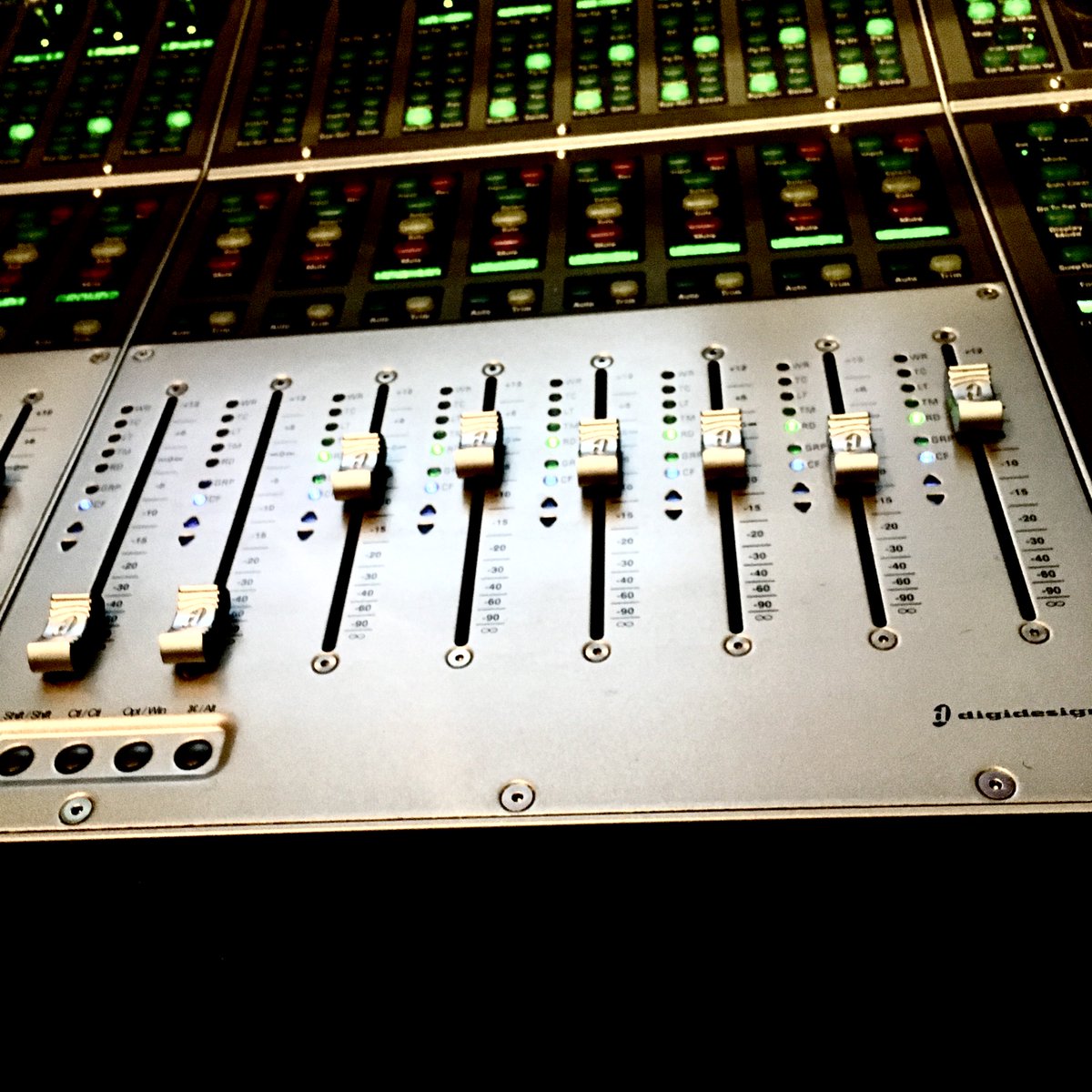 rydem1's tweet image. MmmmmMc Mixing
#dcommand #avid #aviddcommand #icon #mixing #mixingconsole #faders #fader #cafeaudio #protools #postproductionaudio