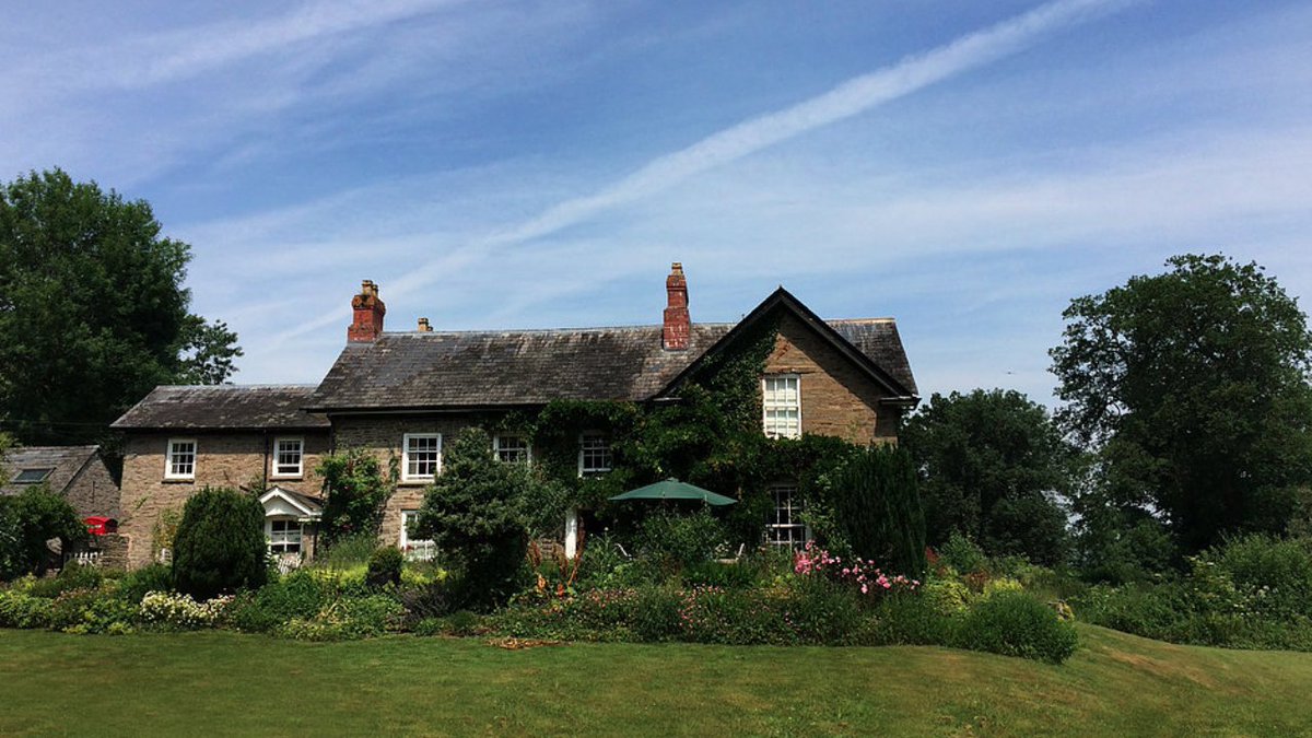 visit_hay's tweet photo. Check out these lovely properties plus more still available from 28 - 31 May for #Hayfestival2018 to book online NOW 
https://t.co/ttZrrZW1jr https://t.co/gmQnYOYQ9s
