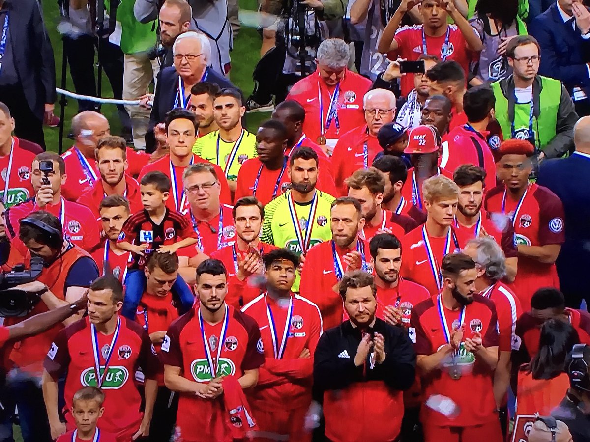 BubbleLifeApp's tweet photo. @ClemLincruste J’ai vraiment cru que tu allais descendre avec les Herbiers et remonter avec le PSG à nouveau pour la remise du trophée 😂😂😂👏👏👏 https://t.co/VlAiY043pk
