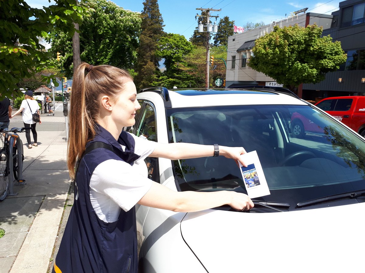 KitsFairCPC's tweet image. Hello #Kitsilano! Heading to the beach? Let's #LockOutAutoCrime! Keep valuables out of plain view - loose coins, chargers, bags - #thieveswillstealanything. #LockItOrloseIt @icbc @VancouverPD