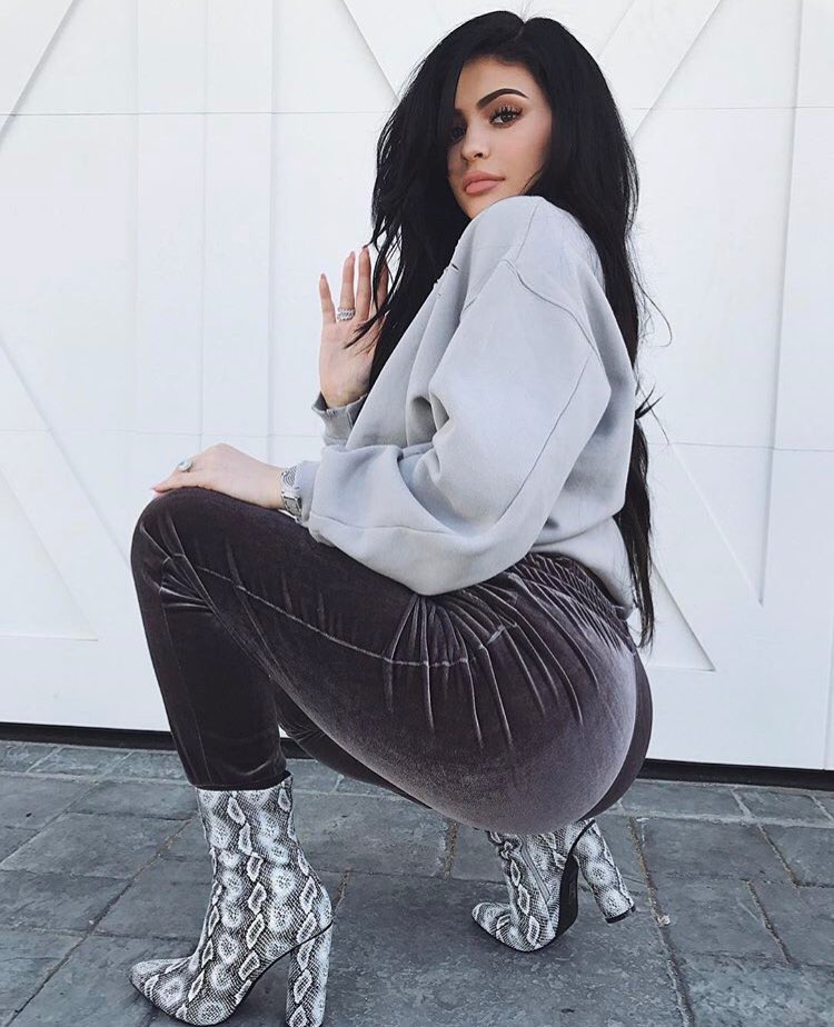 When she fits right down in my shoes
Whatchu expect me to do? if you're playing me for a fool