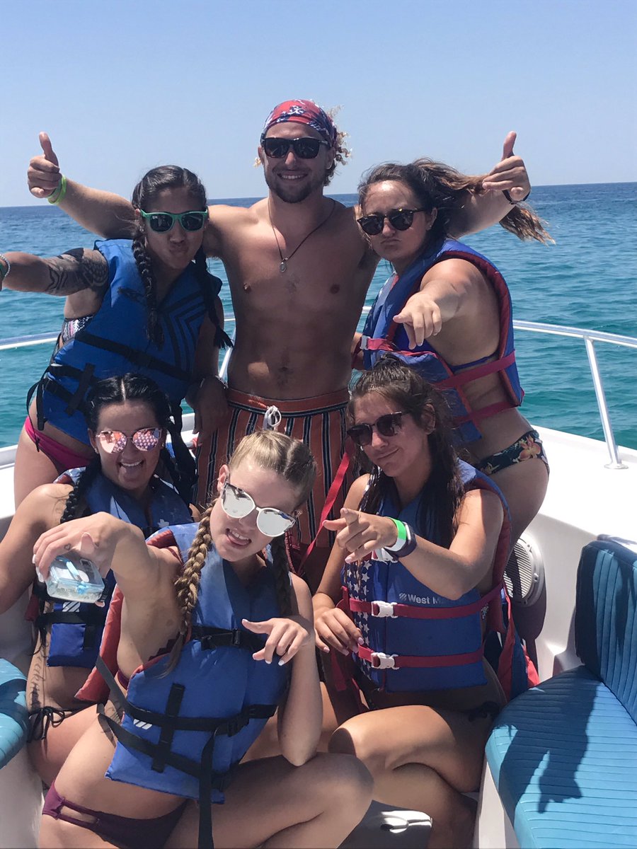ParasailNOW's tweet photo. Davey entertaining #parasailers. @miramarbeaches https://t.co/Joz6WO3Gle