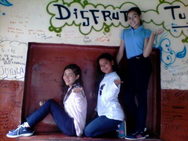 SumozaMachado's tweet photo. Mis amiga e hijas en el liceo😀😋😊 https://t.co/E6m87LfQIM