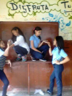 SumozaMachado's tweet photo. Mis amiga e hijas en el liceo😀😋😊 https://t.co/E6m87LfQIM
