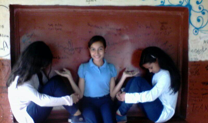 SumozaMachado's tweet photo. Mis amiga e hijas en el liceo😀😋😊 https://t.co/E6m87LfQIM