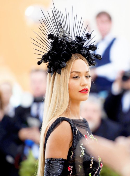 WeArePUM's tweet photo. Tenemos las mejores headpieces del #MetGala ¿Cuál es tu favorita?
https://t.co/fjvRo2ZBNs https://t.co/9HUUfRIbSa
