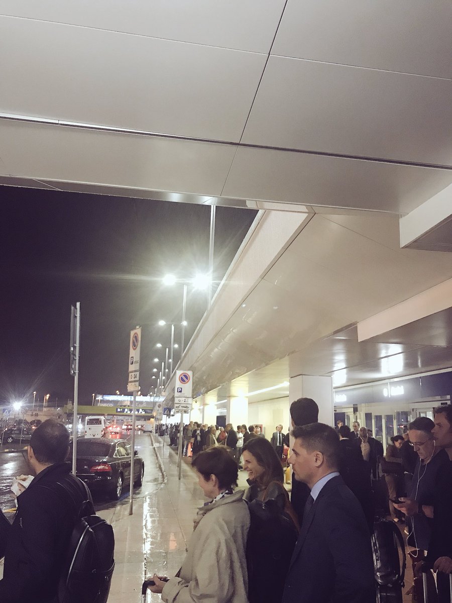 frazocchi's tweet image. #Linate, ore 22.45 - come al solito i #taxi sono la peggior piaga di #milano... per fortuna esiste il #carsharing ! #NuovaLinate @ComuneMI @SEA_Press @MiAirports @enjoy