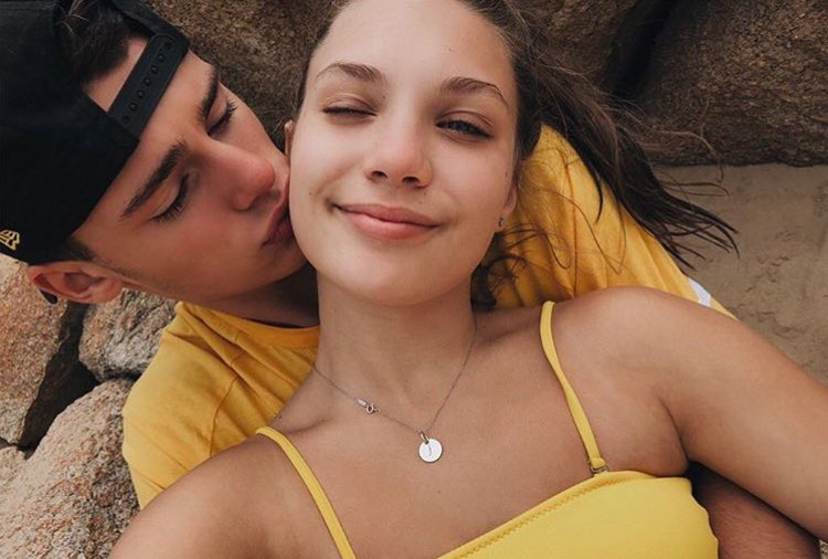 eleven month. ۵ estoy pensando en cómo la gente se enamora de formas misteriosas, quizás con el solo roce de una mano, bueno, en mi caso, yo me enamoro de ti cada día, y sólo quería decirte que lo estoy, tan de verdad.