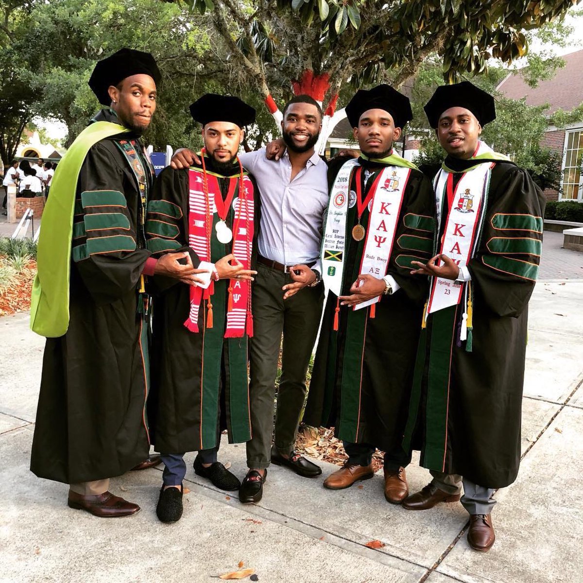 kapsi1911's tweet image. 1 Fraternity ♦️👌🏾 5 Doctors 👨🏾‍⚕️👨🏾‍⚕️👨🏾‍⚕️👨🏾‍⚕️👨🏾‍⚕️ #ΑΞ♦️#ΔΞ👌🏾 #kappagraduation