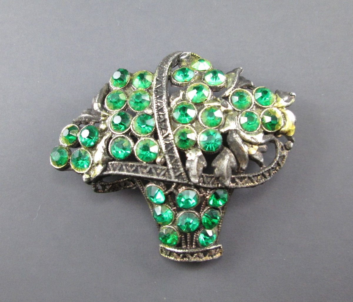 SecondhandNel's tweet photo. Vintage Green Rhinestone Basket Brooch Pin Dark Gold Tone and Gray at SecondhandNel  https://t.co/gq33J155Xa via @Etsy #vintage #jewelry https://t.co/fKPjytc80B