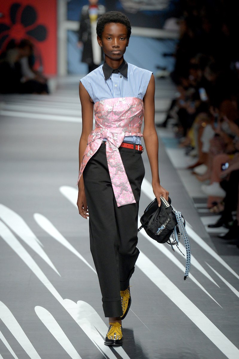 تويتر ファッションアドバイザーkat على تويتر 他に抑えておきたいブランドは プラダとアルマーニ この二つはモードの代表格だ 世界的なモードは 斬新で奇抜性を意味する 今までになかった しかもラインも斬新なラインが多い カラーもふんだんに使うが奇抜な色