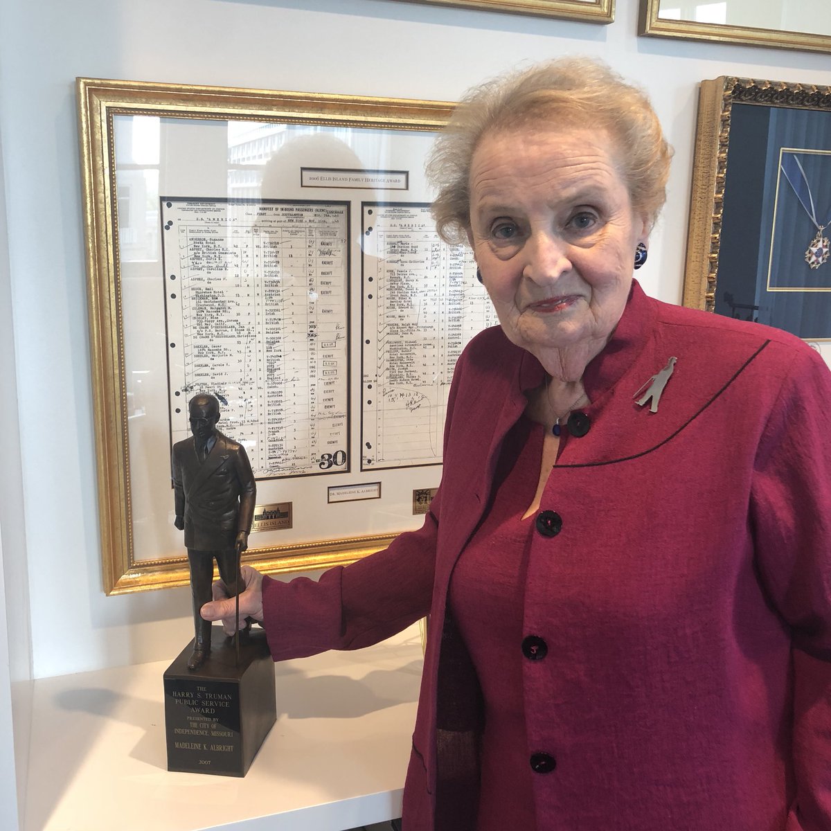 madeleine's tweet photo. I wore this pin today because it’s Harry Truman’s birthday. He was my first U.S. president, and he understood that America was stronger when it worked with our allies and partners. We ignore that lesson at our peril. https://t.co/7hgBfsSWpc