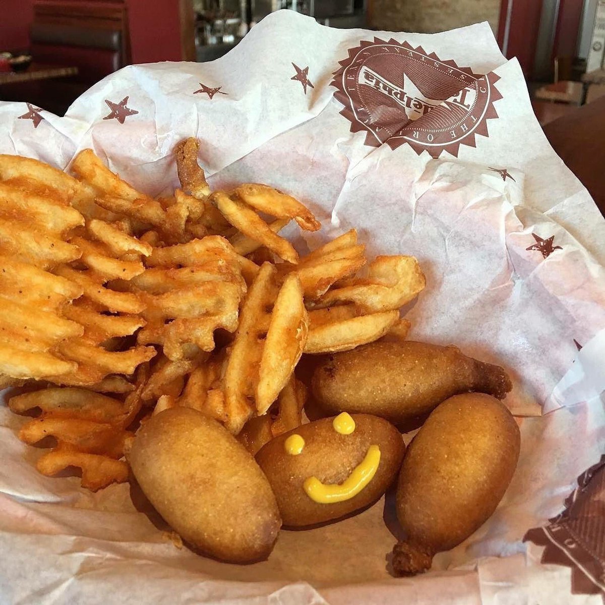 TXdelphiaPlano's tweet photo. Kids Eat FREE all day, every Tuesday! Bring the kiddos and enjoy deliciousness! #TexadelphiaPlano *one kids meal per adult meal purchased https://t.co/wQn4myb0TO