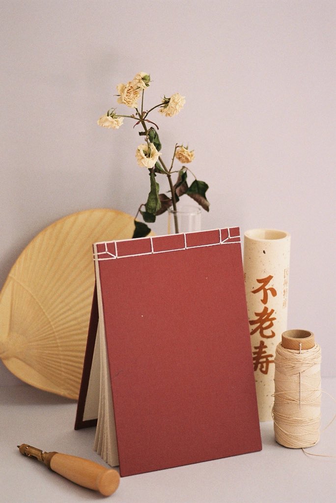 anazaragozacopy's tweet photo. ÚLTIMAS PLAZAS: Taller de encuadernación japonesa con Amelia García en @la_fabrica https://t.co/JBznyKRw1y Este es mejor que los tuyos @Pollobarba, aquí te invitan a un té #japonés #todomuyzen #encuadernación #encuadernacionjaponesa https://t.co/0fg7q7JISE