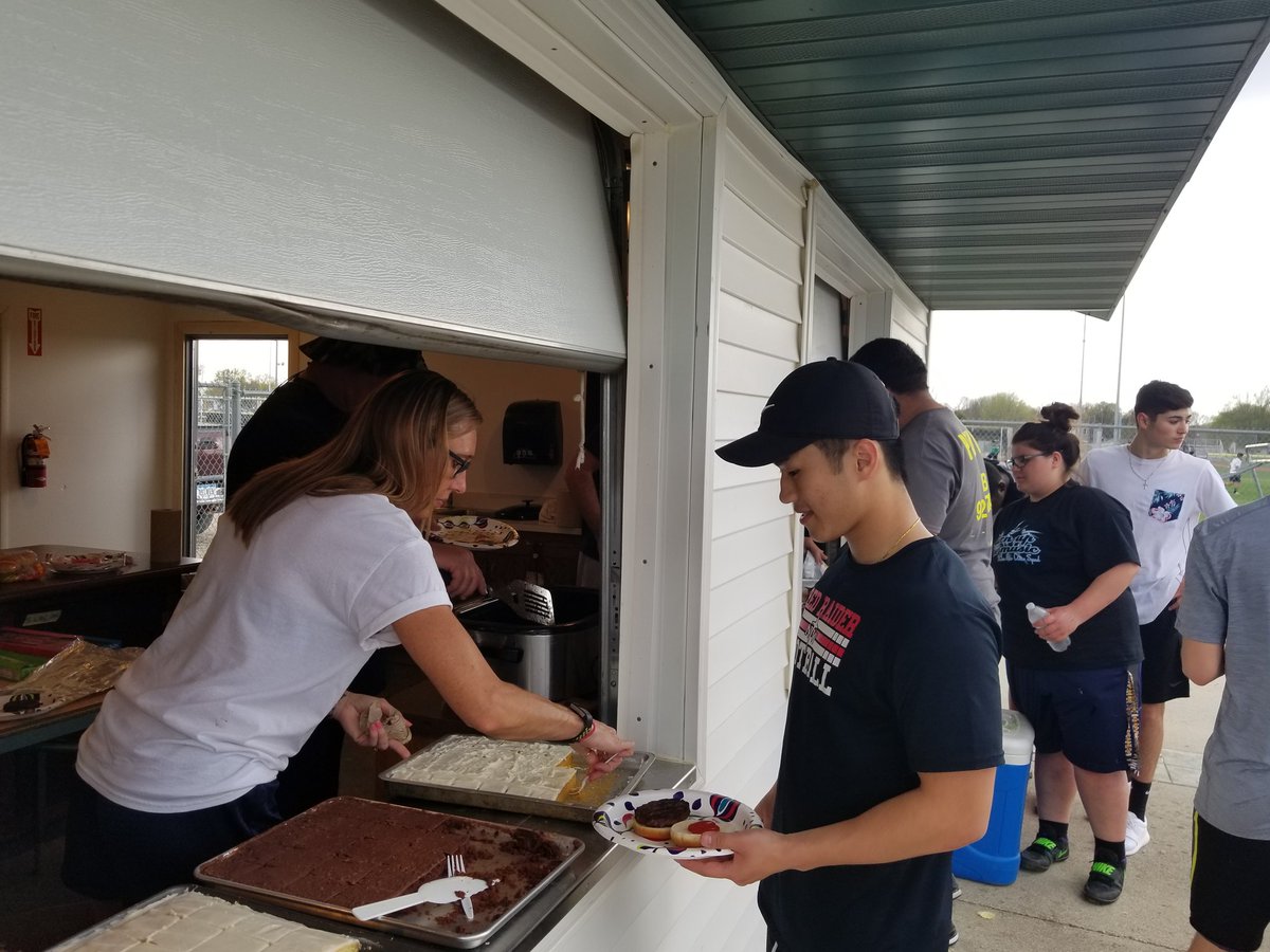 langebarb's tweet photo. Team BBQ!  #gobiggreen https://t.co/xfK5QKz97f