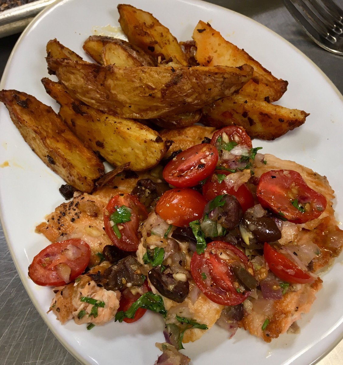 PrimitivePalate's tweet photo. Dinner - Roasted salmon w tomato n olives with baked potato wedges. 
.
.
#Paleo #salmon #primal #jerf #seafood #potato #gourmet #foodie #yummy #eatwild #HealthyFood #healthylifestyle https://t.co/g2Y1OCtE3d