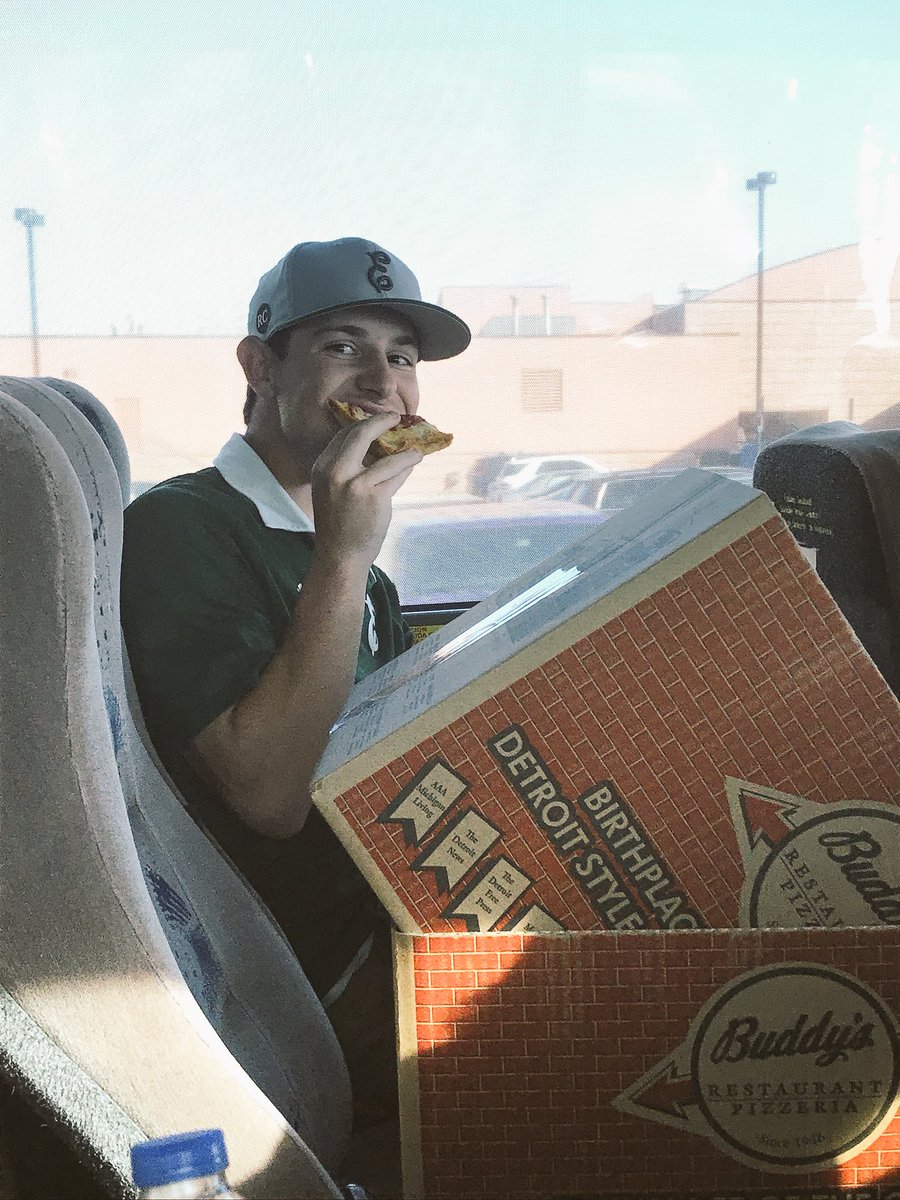 EMUbsbmanagers's tweet photo. Nothing beats @buddyspizza after a solid road win 😏☝🏼🔥 #MidweekManagers https://t.co/QNK4qSfUgz