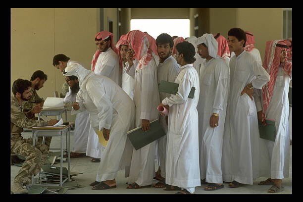 i_p3b's tweet photo. صور للتاريخ عن شعب المملكة العربية السعودية العظيم الذي لم يتوانا يوماً بالايام ان ينصر المسلمين في كل مكان يقع عليهم الظلم وهذة الصور لتوافد السعوديين على احد مراكز التطوع للدفاع عن وطني #الكويت ايام الغزو الغاشم، وتبوننا لا ندافع عنهم الان بكل ما نستطيع من قوة !! 🇸🇦🇰🇼 https://t.co/mdgAzJZ56X