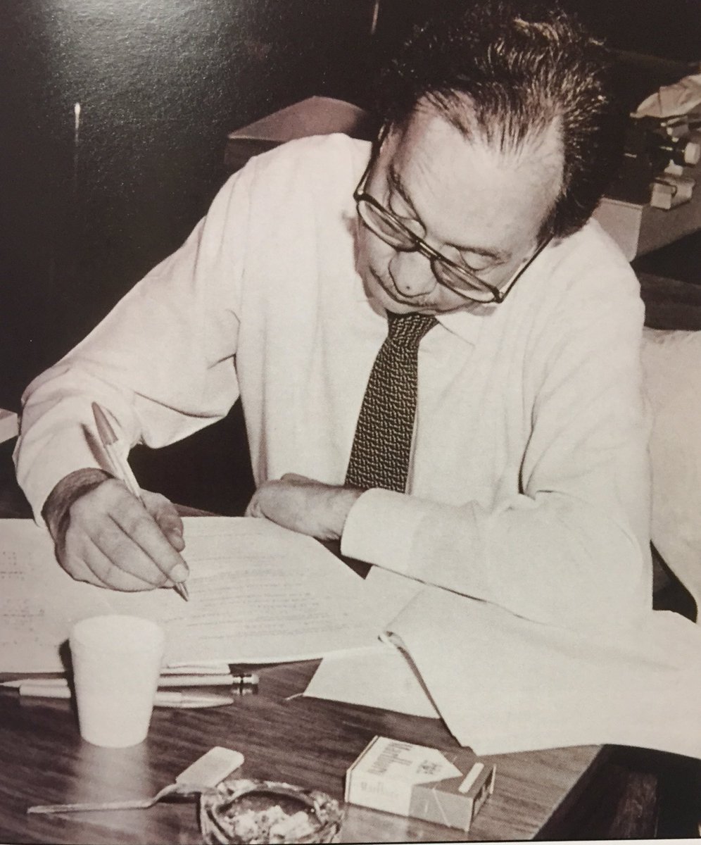 Deseo mucho éxito a quienes presentan exámenes de #IngresoSEM en estos días. ¡Suerte! Aquí Sergio Pitol durante su examen de ingreso en 1980. (Sí, a mano ... Sí, también antes dejaban fumar y tomar café... ya no... lo siento...)