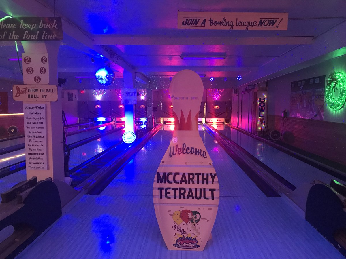TeenerBreener's tweet photo. Another great mentorship program trip to the Daily Bread food bank to volunteer, and then some fun bowling at Danforth Bowl with @TDSBFNST gr 8s and @McCarthy_ca @jennhand03 Miigwetch! Lots of work, learning and fun! https://t.co/iuXdDWKmHy