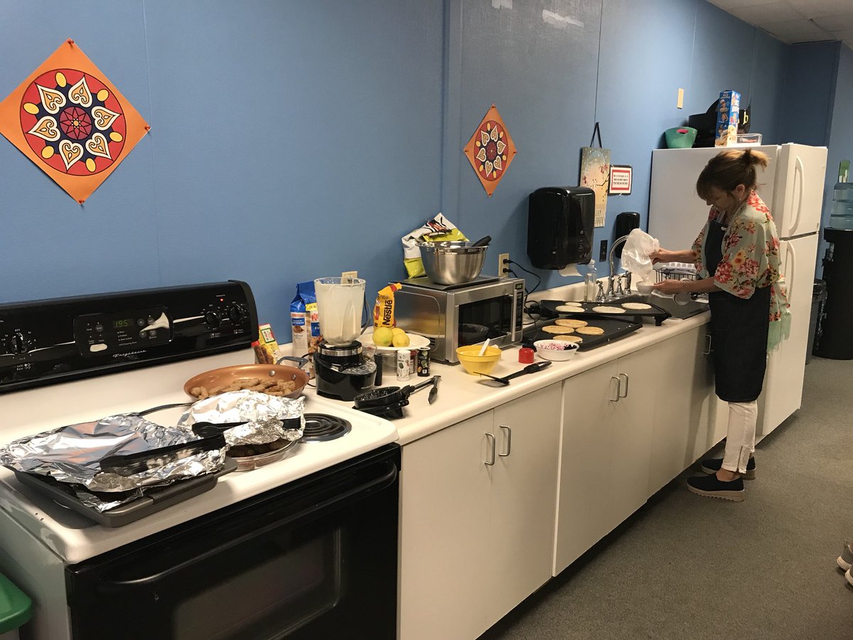 MrsGunjanTandon's tweet photo. You know you are loved and cared for when your Principal cooks breakfast for you. #MamaBear #happiness #TeacherApprecationWeek #filledmybucket @GardnerGrizzly @lasdk8 @NadiaEO https://t.co/OHUu2aAEjp