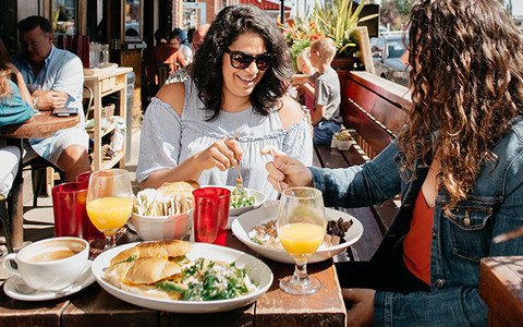 We ❤️ burgers. So much so that we've compiled a list of the best spots in town to enjoy a delicious 🍔. Enjoy: bit.ly/2I3CoFt #ExploreEdmonton #yegfood