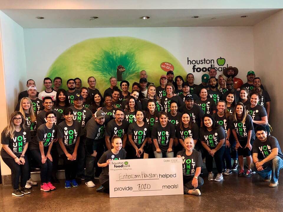LeroyCook_'s tweet photo. Volunteering this morning to help end hunger with my radio family!! Love my fam!! #EntercomHouston #Helpies #HelpEndHunger #radiofamily https://t.co/foHWUQvhiU