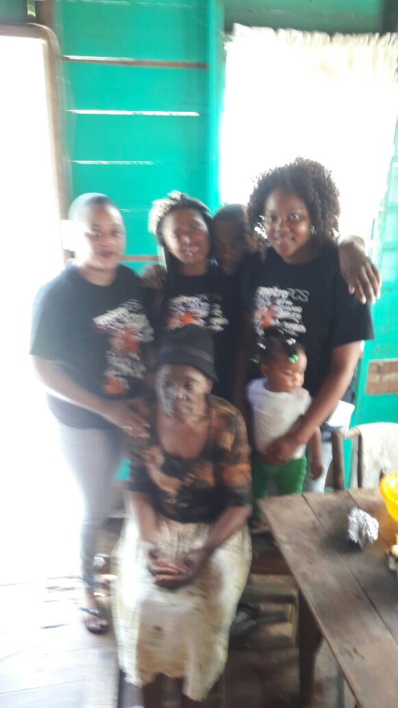 KingKris94's tweet photo. Another shout out to Team #Joyan, who, over the past weekend visited and donated some foodstuff to an elderly woman! I really love these kind of things, donating to an individual rather than an organization!
@Greg_MPCS @RunJRJ262 @Josie_MPCS @hopenorris
#MetroLife #Community https://t.co/kalxKk1YaP