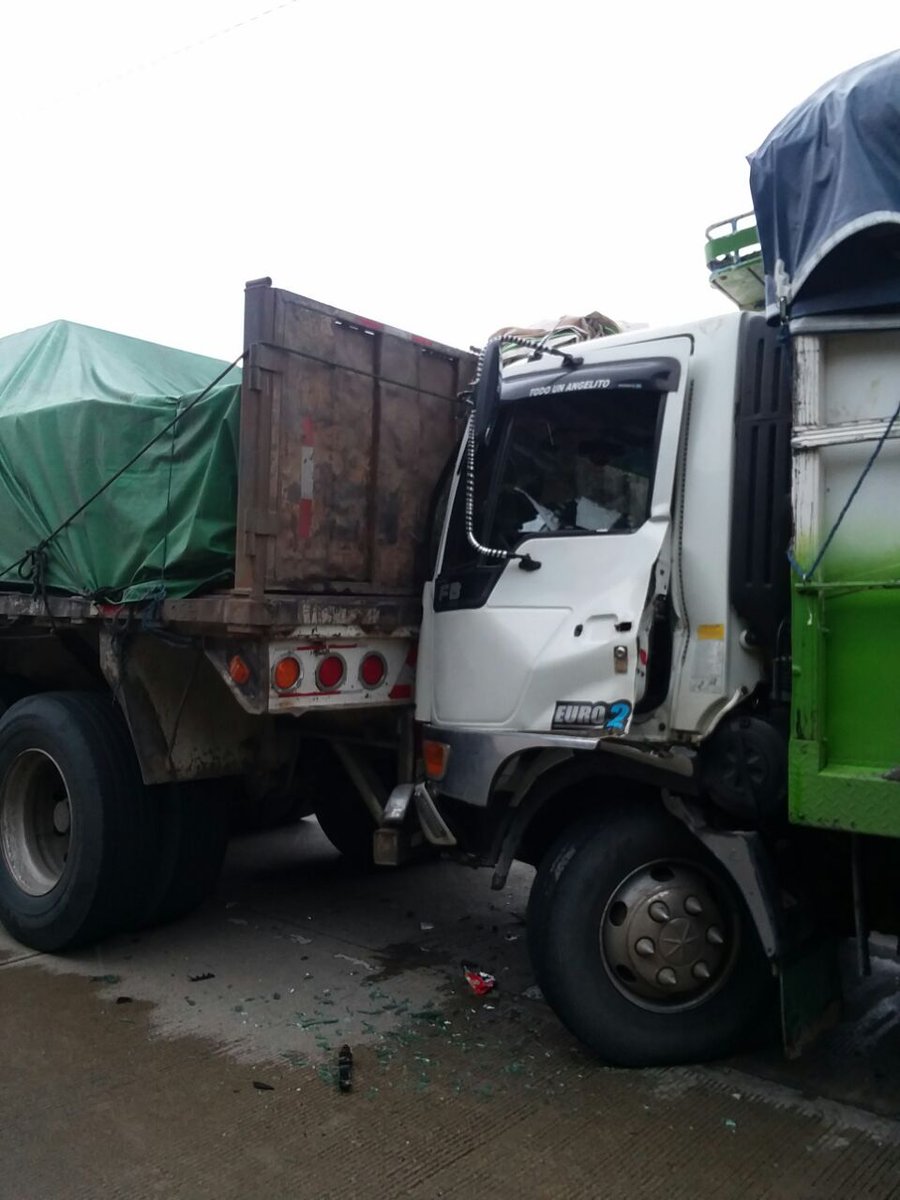 <a href="/Bomberoscanar/">Bomberos Cañar</a> trabajan en un accidente de tránsito en el sector de el mirador, existiendo 2 personas heridas, las mismas fueron trasladadas al hospital Luis F. Martínez. <a href="/JhonatanPino2/">Jhonatan Pino</a> <a href="/ECU911_/">ECU 911</a>