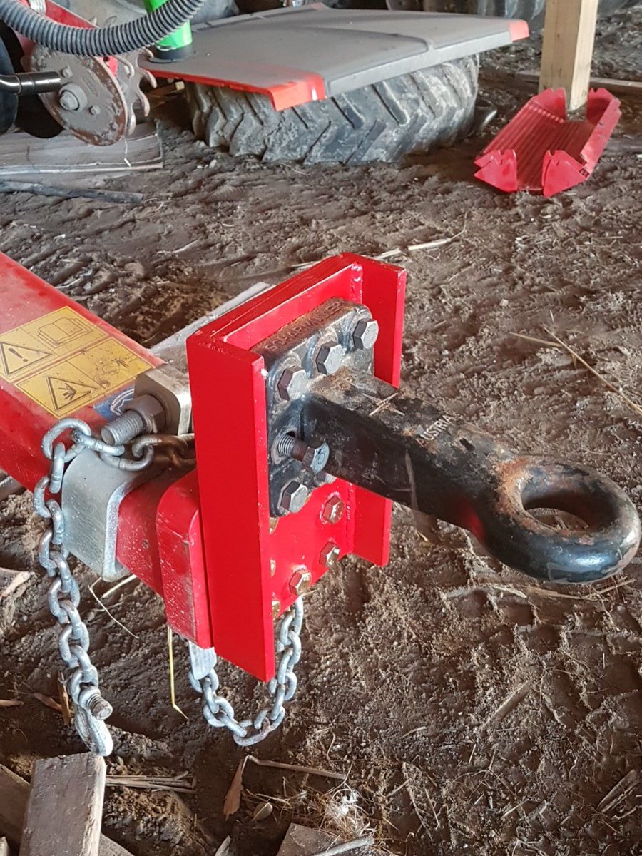 burnhamfarms's tweet image. This year&apos;s shop made planter mod. The hitch lift allows us to run our #protracker steerable hitch without having the tongue be on any stupid angles. (Yes I know I have a bolt to tighten. The impact wouldn&apos;t fit on it.) #tempoplanter