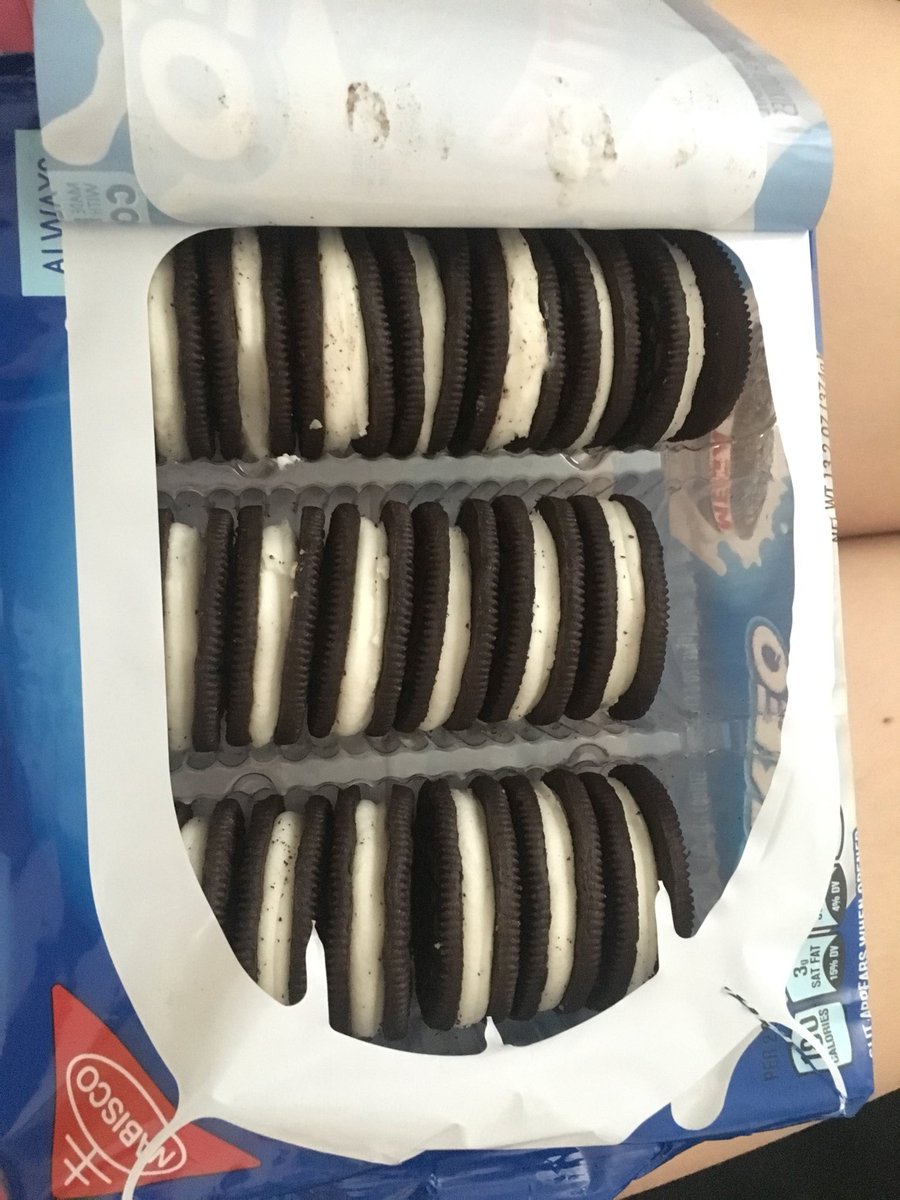 MazzyMiller's tweet photo. wtf oreos left out oreos @Oreo https://t.co/sz7CScR6P2