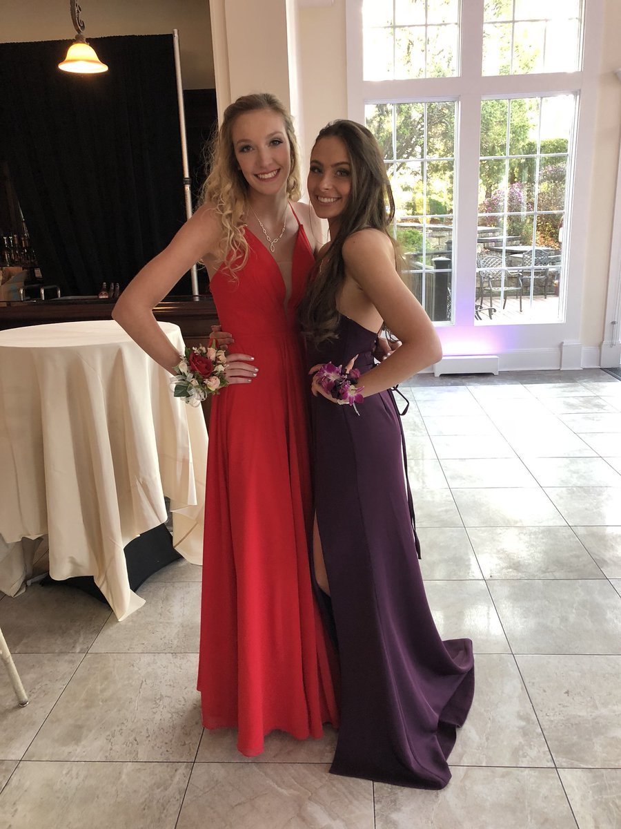hailey_b25's tweet photo. Happy 18th to my doubles partner!! 🎾 Im excited to be a husky with you next year! ❤️💙 love ya!! https://t.co/aUw0wlwvm0