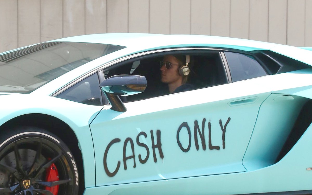 cmilasdrew's tweet photo. A princesa lembrou que é cantor agora? Justin foi visto chegando em um estúdio hoje em Hollywood, Califórnia. https://t.co/suEkxQ7Abb