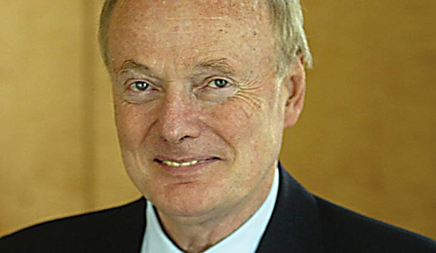 SIR ROBIN RENWICK • UK Ambassador to South Africa 87-91• UK Ambassador to USA 91-95*• Hakluyt Advisory Board Director & Banker 00-08• Lord for Kensington, London until 2018*SIR RICHARD DEARLOVE was Head of D.C Station at the same time, based in the same building