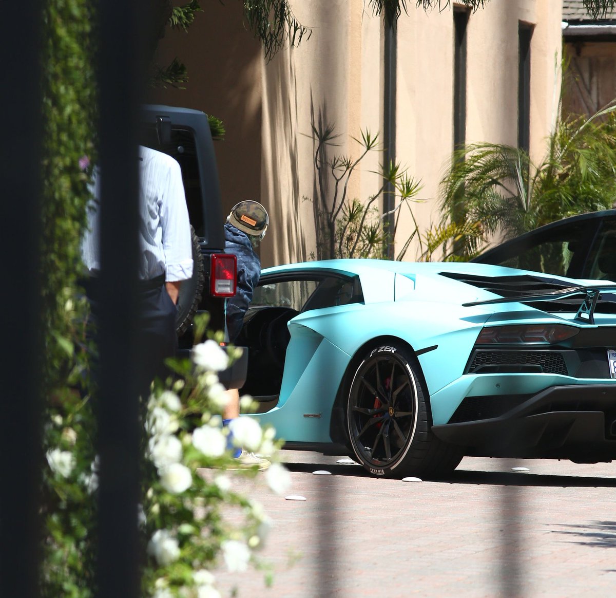 cmilasdrew's tweet photo. A princesa lembrou que é cantor agora? Justin foi visto chegando em um estúdio hoje em Hollywood, Califórnia. https://t.co/suEkxQ7Abb