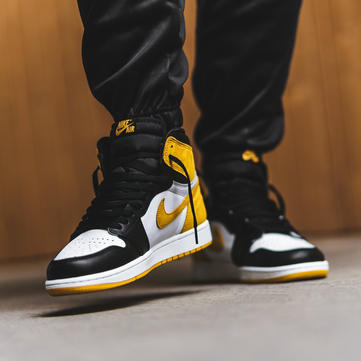 retro 1 yellow and black 2018