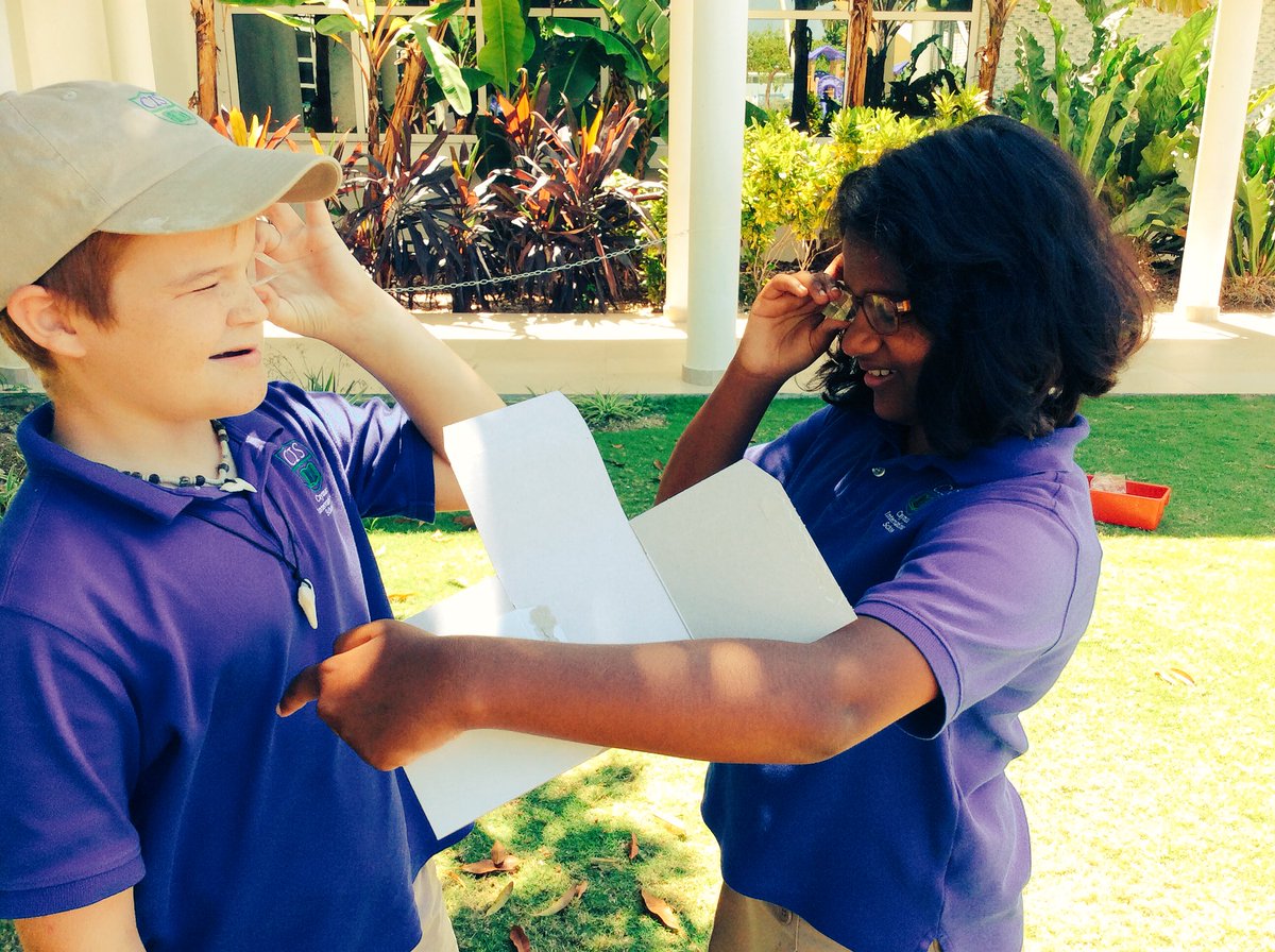 MbrockAlyssa's tweet photo. Outside investigating color spectrum. So much fun! #cisinspires #ISSedu https://t.co/5OtBhIc4A2
