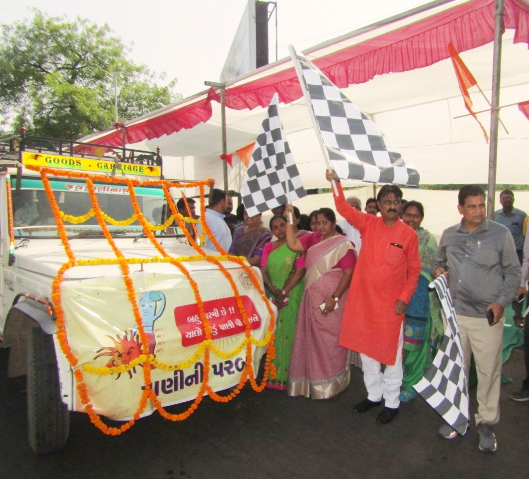 AmdavadAMC's tweet photo. As part of #HeatActionPlan today Mayor Shri @igautamshah flagged off the Mobile Water Parab in presence of Dy Mayor Smt. @PramodaSutaria, AMC Standing Committee Chairman Shri @PravinSCC and other dignitaries at Shaibaug.

 #Ahmedabad https://t.co/w9g7uywc84