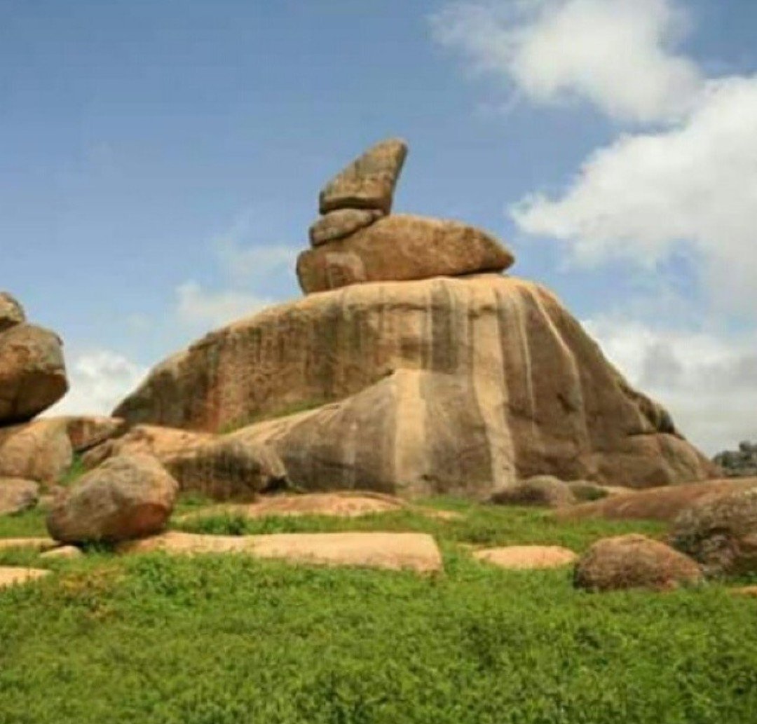 alutadarf's tweet photo. @kenoguts @iameneji @cyberagbero @AdeBanqie @Clemsakin71 @cbngov_akin1 @batabosso @Mr_JAGs @the_davidatta @MsTyma_ #Kenya Is Beautiful But Just Look At This And Be Amazed At How Nature Arranged These Pieces Of Rocks To Look This Way. #WeJosBeautiful https://t.co/HRSY70Ejma