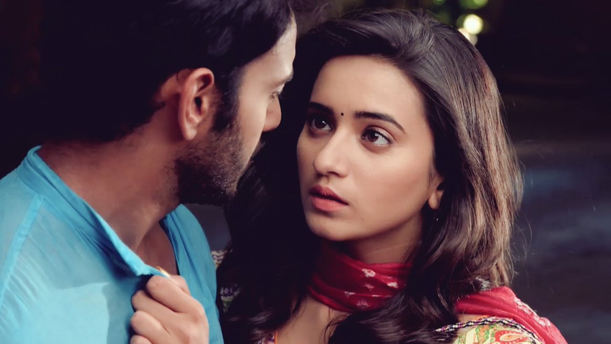 SidKiDuniyaa's tweet photo. So much perfection between these two 🤧 When he asked her if she really doesn’t have feelings for him !!!! If she really doesn’t think about him 😭 #2YearsOfJNDSD https://t.co/BF7duwcuBO